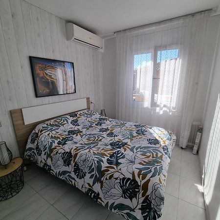 Lovely One Bedroom With Balcony Roses Bagian luar foto