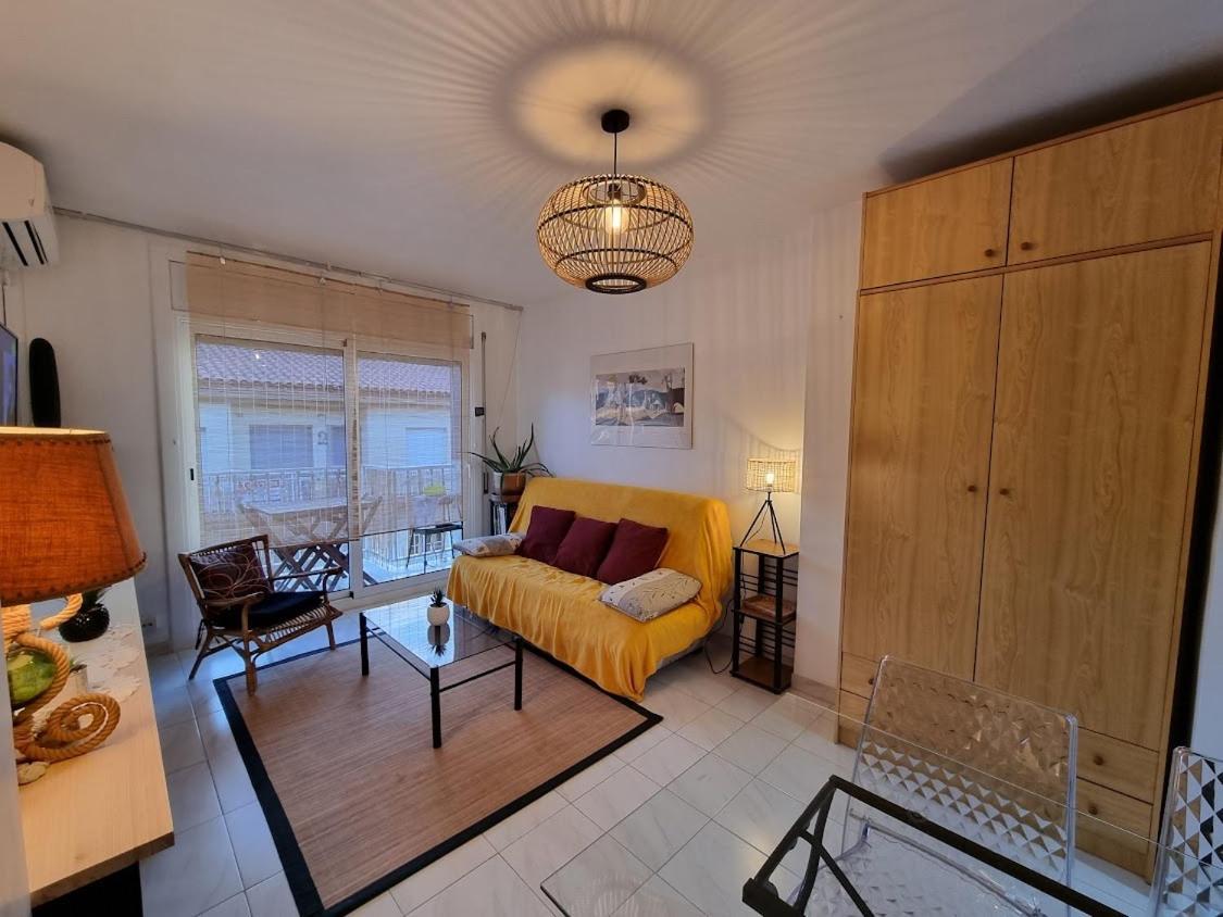 Lovely One Bedroom With Balcony Roses Bagian luar foto
