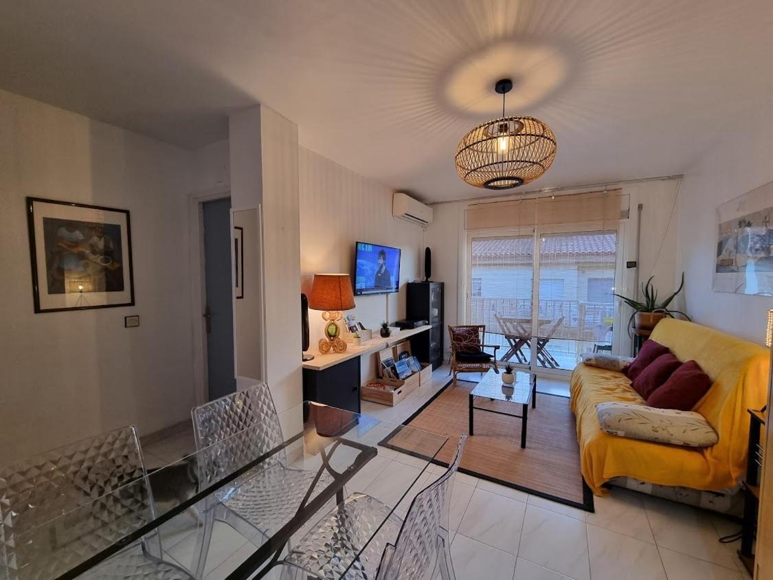 Lovely One Bedroom With Balcony Roses Bagian luar foto