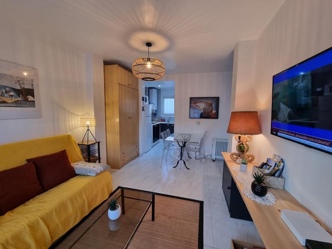 Lovely One Bedroom With Balcony Roses Bagian luar foto